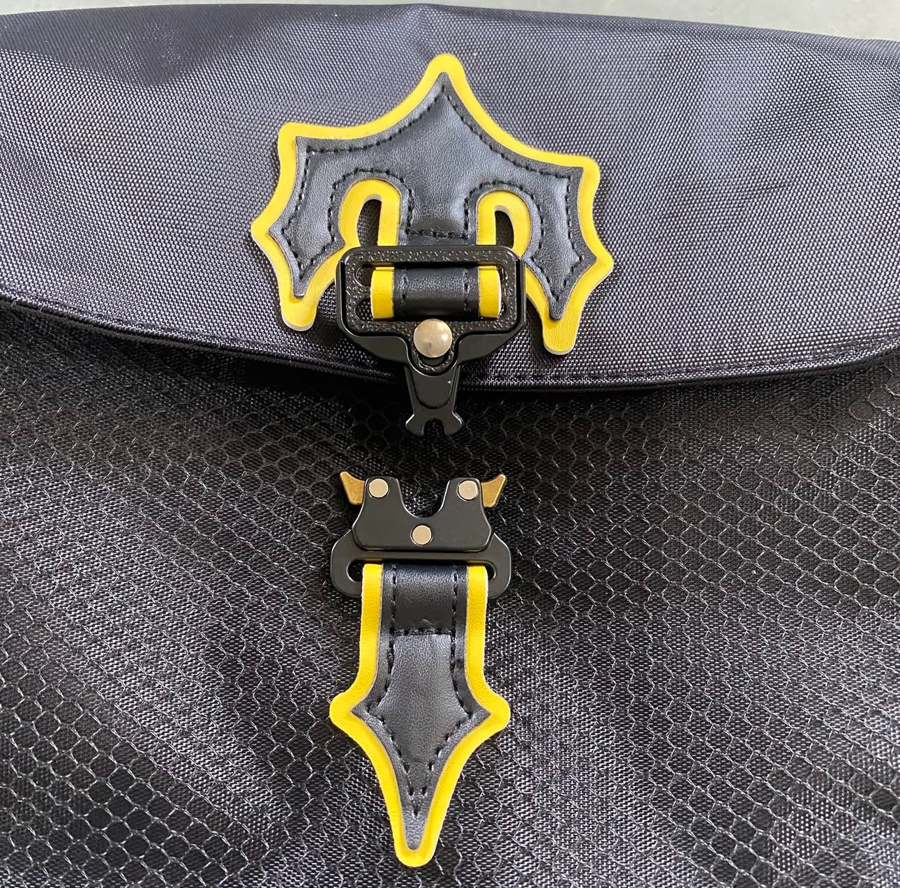 TRAP STAR MESSENGER BAG